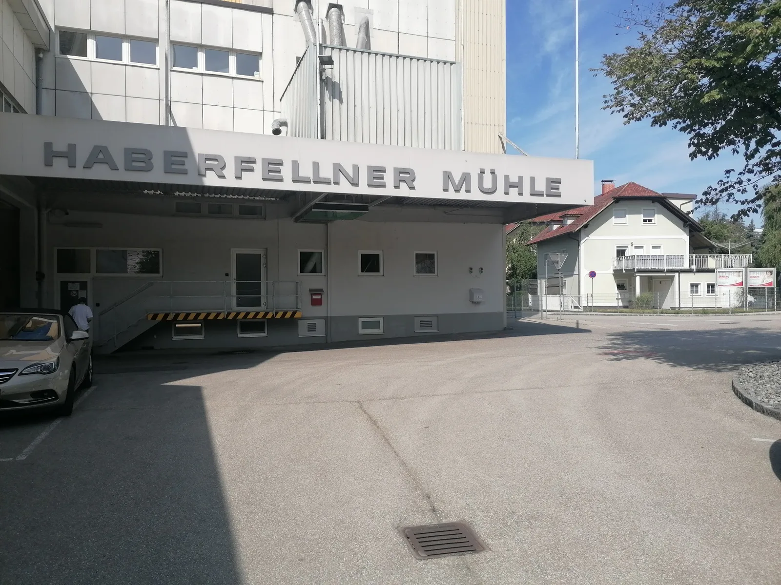 Einfahrt mit dem Schriftzug HABERFELLNER MÜHLE über dem Tor