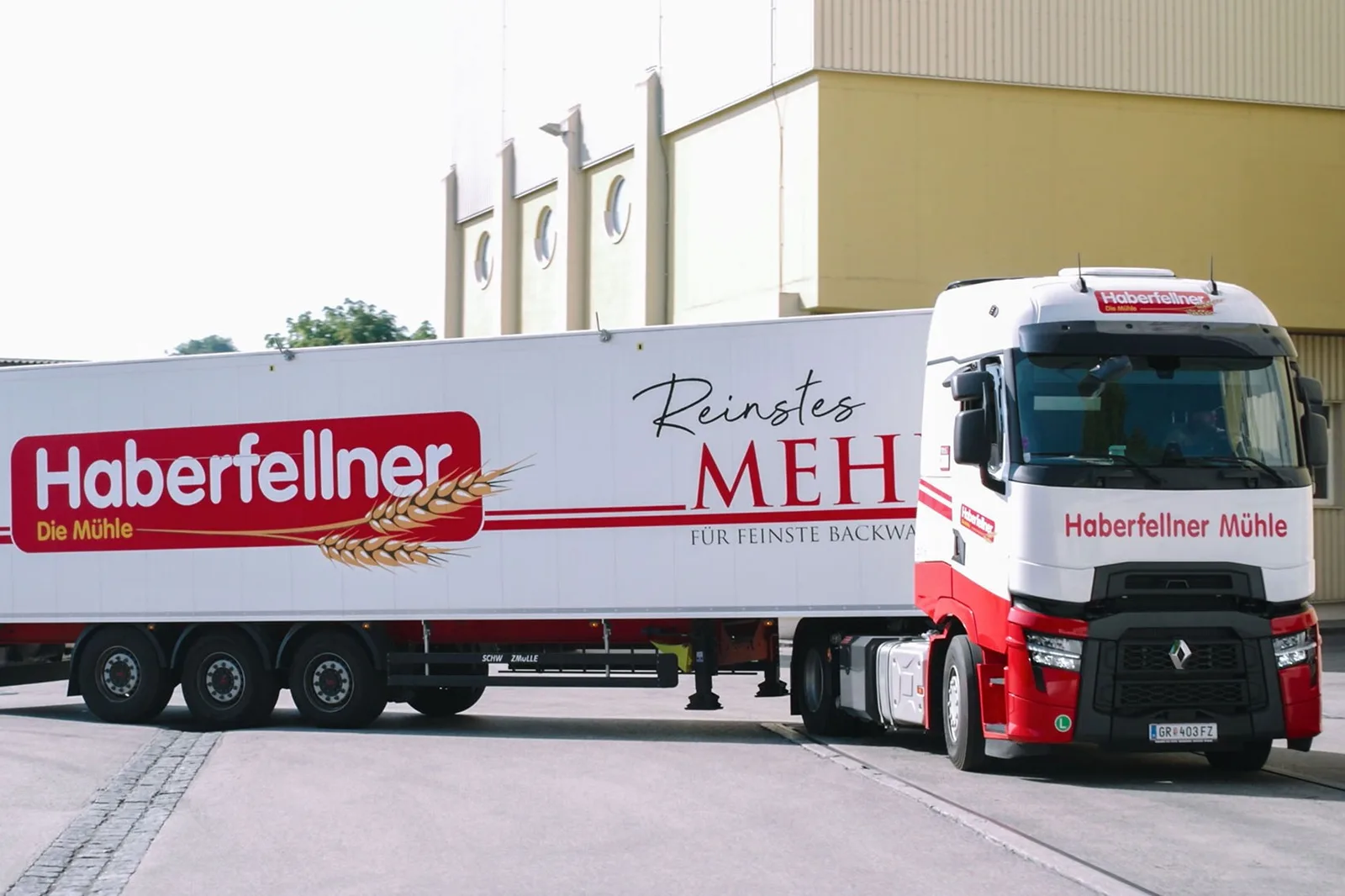 Weißer Haberfellner-Sattelzug mit der Aufschrift Reinstes Mehl vor dem Mühlengebäude in Grieskirchen
