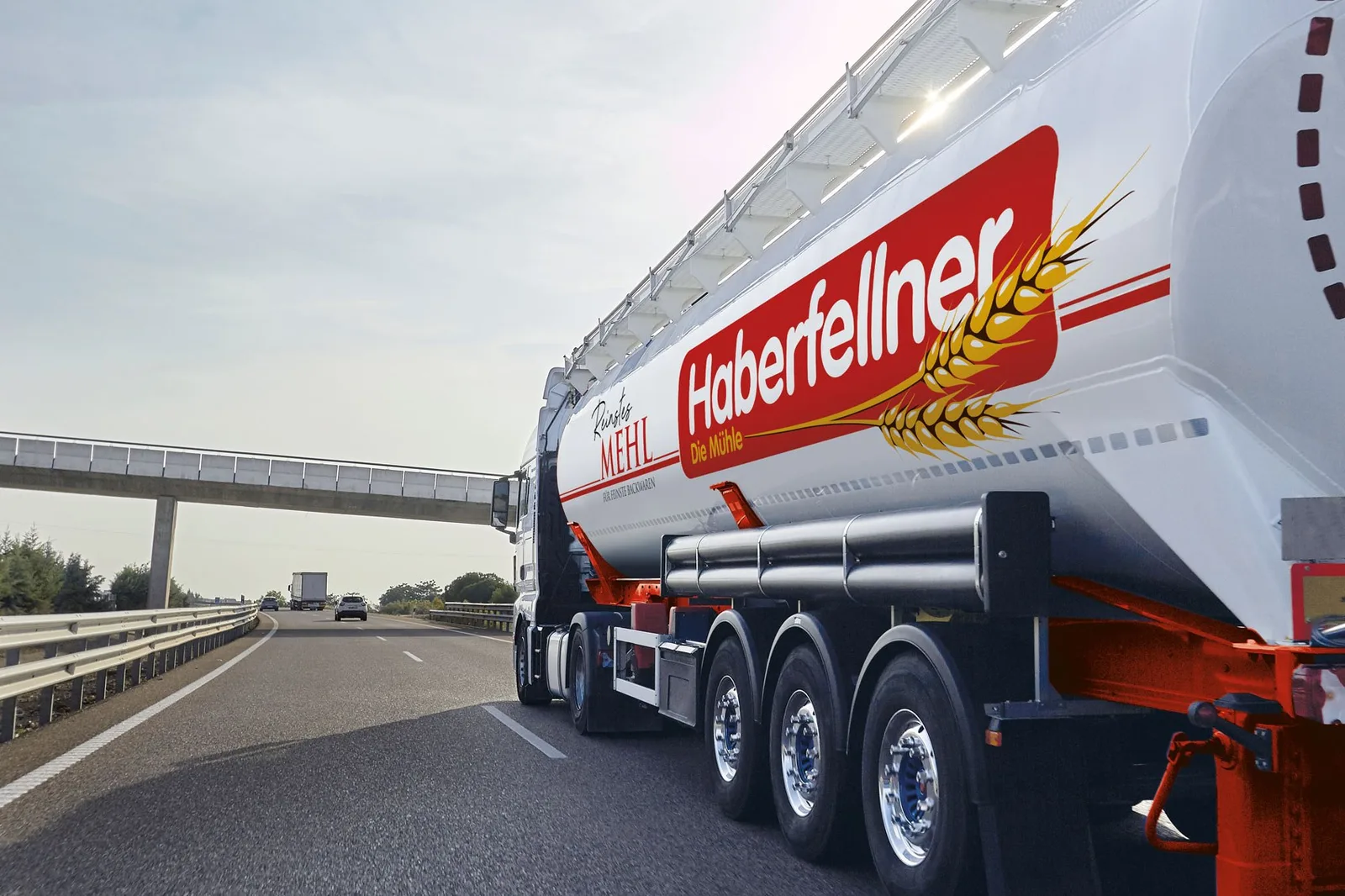 Haberfellner-Silozug mit rotem Logo auf der Autobahn